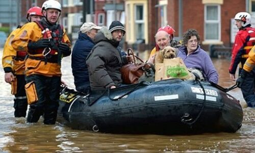 Pobl yn cael eu hachub o lifogydd mewn cwch rwber. People being rescued from a flood on a rubber boat