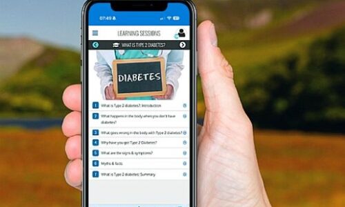 Llaw yn dal ffôn sy’n darllen: “Diabetes”. - Hand holding phone reads: "Diabetes"