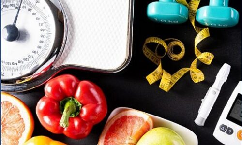 Casgliad o ffrwythau, clorian bwyso, pwysau llaw a thâp mesur. Collection of fruit, weighing scales, dumbbells and measuring tape